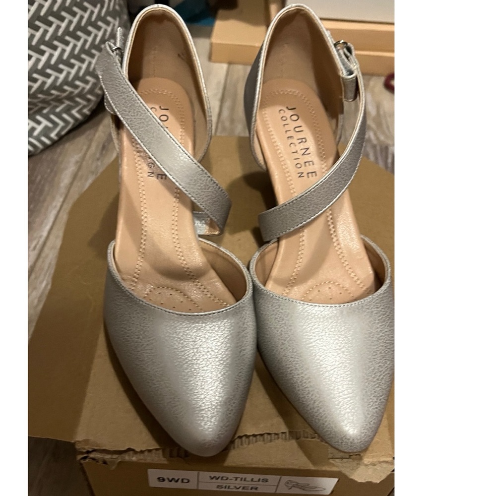 NEW Journee Collection Tillis Pumps size 9W